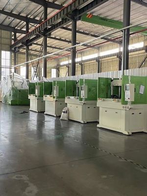 Macchina per stampaggio a iniezione verticale rotativa ad alta capacità con peso di 4,7 tonnellate